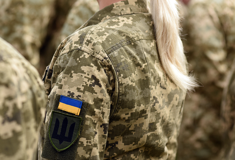 З 1 жовтня жінок в Україні зобов'яжуть стати на військовий облік: які наслідки?